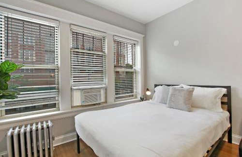 Chicago Apartment | Stylish Studio Apartment in Portage Park - Pensacola 2N