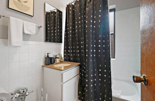 Hyde Park Apartment | Stylish Studio Apt in Chicago - Dorchester 209