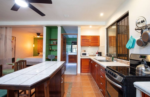 Valle Pura Vida Apartment | Stylish studio apt with a veranda, parking and full kitchen. For 2-3 people.