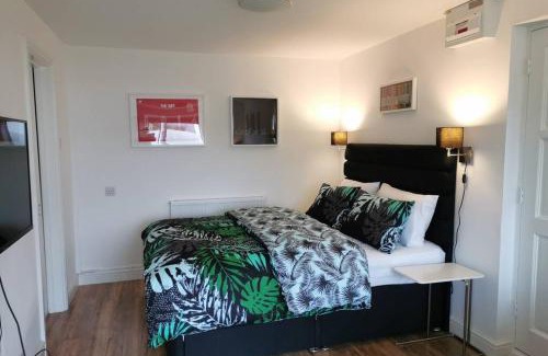 Fairwater Apartment | Stylish studio bungalow, close to Cardiff Centre