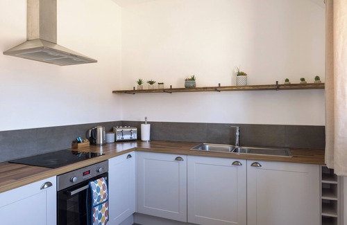 Croydon Cottage | Stylish Studio, courtyard views, countryside location, 20 mins to Cambridge
