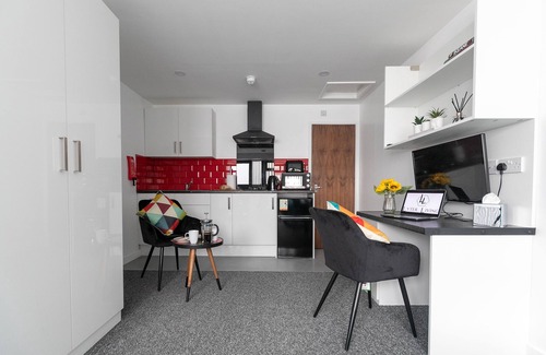 Thorpe Satchville Apartment | Stylish Studio Flat Steps Away from Train Station and University