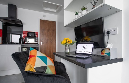 Thorpe Satchville Apartment | Stylish Studio Flat Steps Away from Train Station and University