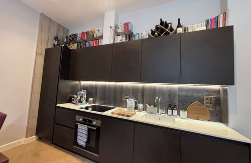 Hackney Apartment | Stylish Studio in Hackney with Private Terrace
