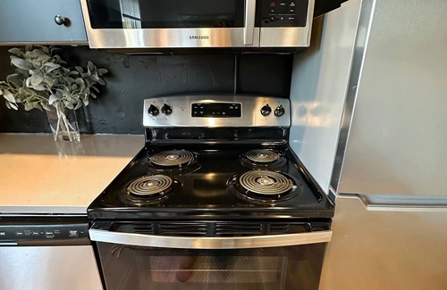 Detroit Apartment | Stylish Studio in Corktown, Detroit- 5 mins to Ford Field & Little Caesars Arena