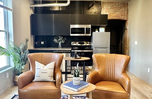 Detroit Apartment | Stylish Studio in Corktown, Detroit- 5 mins to Ford Field & Little Caesars Arena