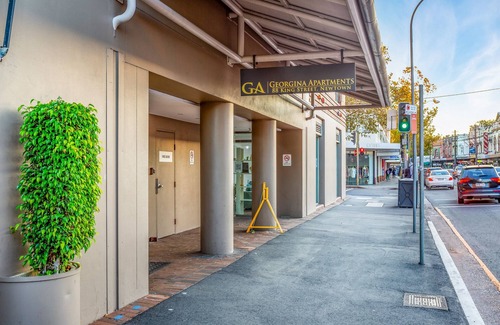 Newtown Apartment | Stylish Studio in the Heart of Newtown with Pool