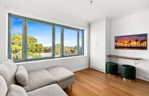 Newtown Apartment | Stylish Studio in the Heart of Newtown with Pool
