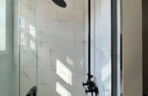 Point Breeze Apartment | Stylish Studio in Vibrant Urban Neighborhood WiFi Ample Closet Space, TV