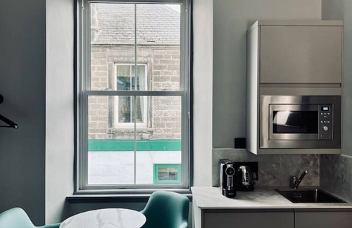 Innerleithen Apartment | Stylish studio king room, en-suite & kitchenette (room 2)