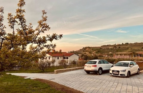 Izola Apartment | Stylish Studio | Terrace & Private Parking Included