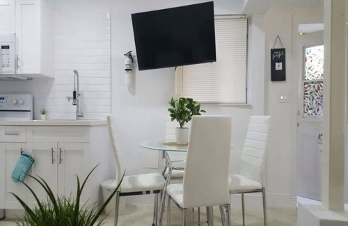 Lake Ridge Apartment | ❀Stylish Studio❀ Near Beach, Shopping & Nightlife