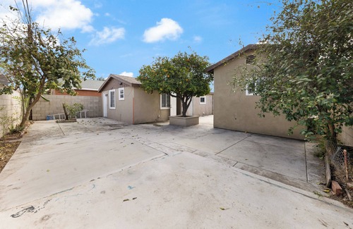 Santa Ana Apartment | Stylish Studio w/Smart TV, WIFI, Kitchenette and Parking near Disney & Beach