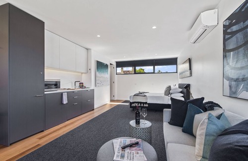 St Kilda West Apartment | Stylish Studio with Great Amenities near Beachside