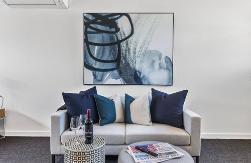 St Kilda West Apartment | Stylish Studio with Great Amenities near Beachside