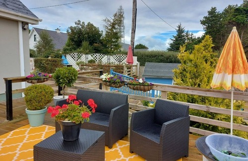 Dungloe Apartment | Stylish Studio with Kitchen/Private Deck/Sauna & Hot Tub