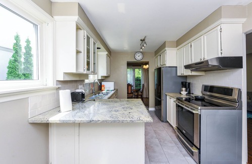 West Oakville House | Stylish Suburban 2BR Bungalow