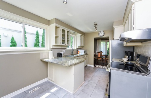 West Oakville House | Stylish Suburban 2BR Bungalow