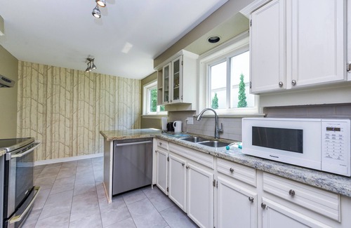 West Oakville House | Stylish Suburban 3BR Bungalow