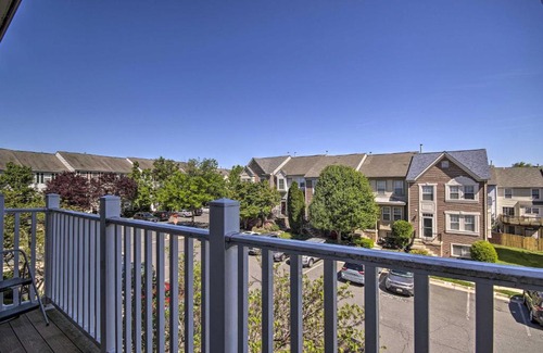 Lorton Apartment | Stylish Suburban Condo Less Than 20 Mi from Dtwn DC!
