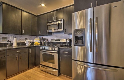 Lorton Apartment | Stylish Suburban Condo Less Than 20 Mi from Dtwn DC!