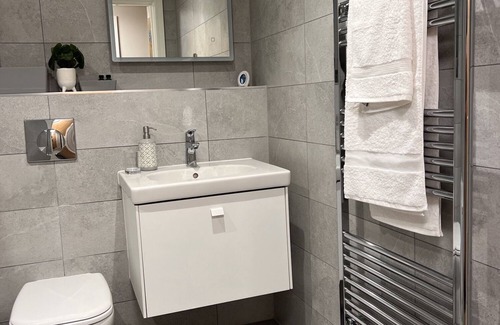 Shirley Apartment | Stylish Suite in Shirley