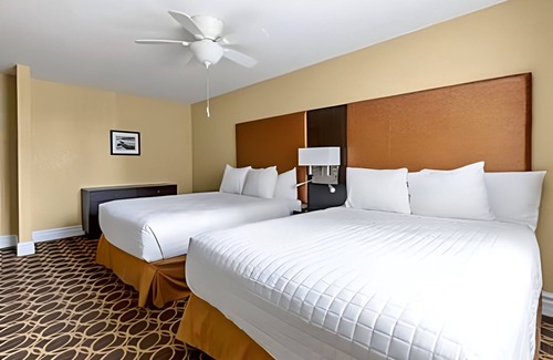 Corte Madera Hotel | Stylish Suite Near Trader Joe’s | Courtyard | Parking | Onsite Pool | BBQ Area