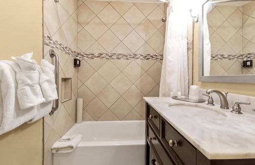 Corte Madera Hotel | Stylish Suite Near Trader Joe’s | Courtyard | Parking | Onsite Pool | BBQ Area