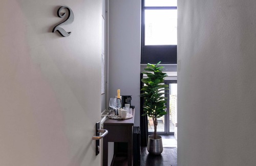 South Antwerp Apartment | Stylish Suite with Private Patio – Perfect for 4