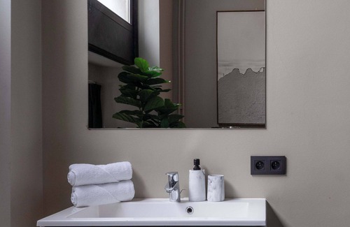 South Antwerp Apartment | Stylish Suite with Private Patio – Perfect for 4
