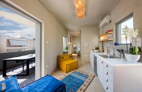 Petralona Apartment | Stylish sunny apt 1 stop from city center