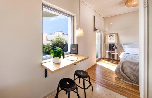 Petralona Apartment | Stylish sunny apt 1 stop from city center