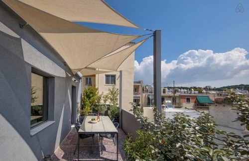 Petralona Apartment | Stylish sunny apt 1 stop from city center