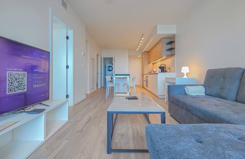 Surrey Condo | Stylish Surrey Downtown Condo Perfect for Couples
