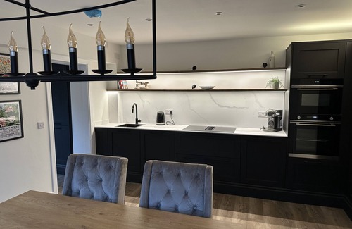Ockley House | Stylish Surrey Hills house - 2 en-suite bedrooms (can +2 annex)