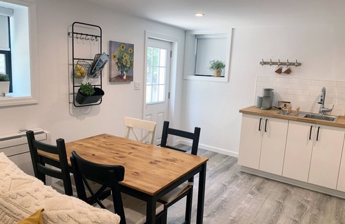 Tarrytown Apartment | Stylish Tarrytown Studio - Walk to Train & Main St