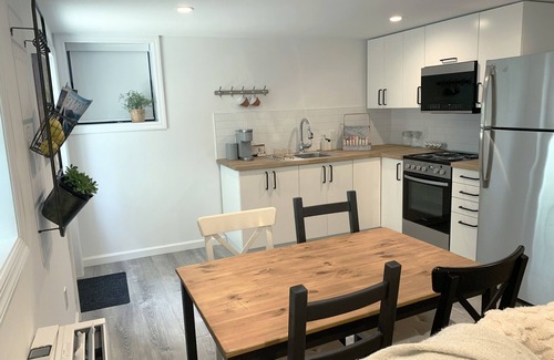 Tarrytown Apartment | Stylish Tarrytown Studio - Walk to Train & Main St