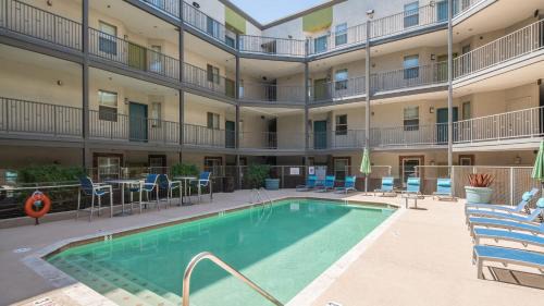 Tempe Apartment | Stylish Tempe ASU Stay Pool Gym Parking WD