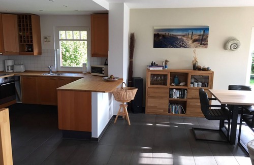 Putgarten House | Stylish thatched roof house with lots of sun, luxury, great garden & lighthouse view