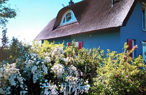 Putgarten House | Stylish thatched roof house with lots of sun, luxury, great garden & lighthouse view