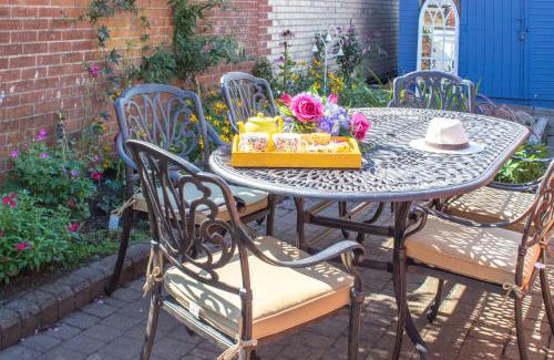 Bury St Edmunds House | Stylish Town Centre House with Garden and Parking Opposite