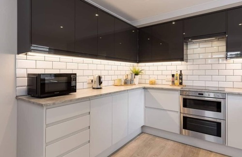 Bournemouth House | Stylish Town House - Central, Detached, Parking, Garden