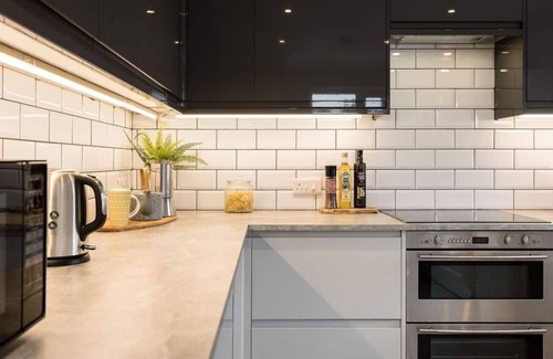 Bournemouth House | Stylish Town House - Central, Detached, Parking, Garden