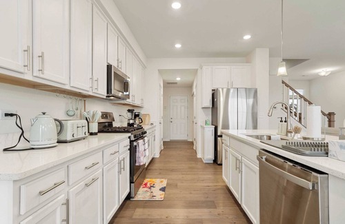 Fox Valley House | Stylish Townhome with Garage on Talbot - Perfect for Long Stays! #42324