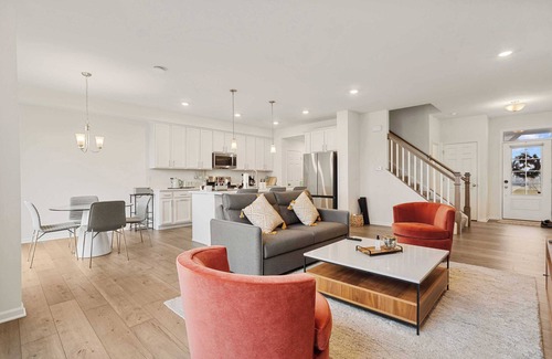 Fox Valley House | Stylish Townhome with Garage on Talbot - Perfect for Long Stays! #42324