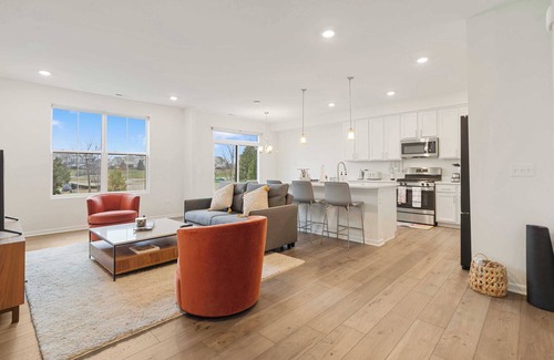 Fox Valley House | Stylish Townhome with Garage on Talbot - Perfect for Long Stays! #42324