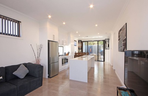 Christie Downs House | ✿Stylish Townhouse; w/King Bed, NBN, Netflix, WIFI