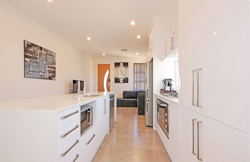 Christie Downs House | ✿Stylish Townhouse; w/King Bed, NBN, Netflix, WIFI