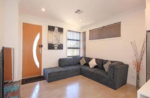 Christie Downs House | ✿Stylish Townhouse; with King Bed, NBN, Netflix, WIFI