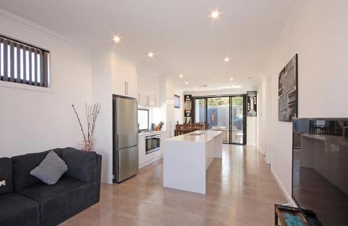 Christie Downs House | ✿Stylish Townhouse; with King Bed, NBN, Netflix, WIFI